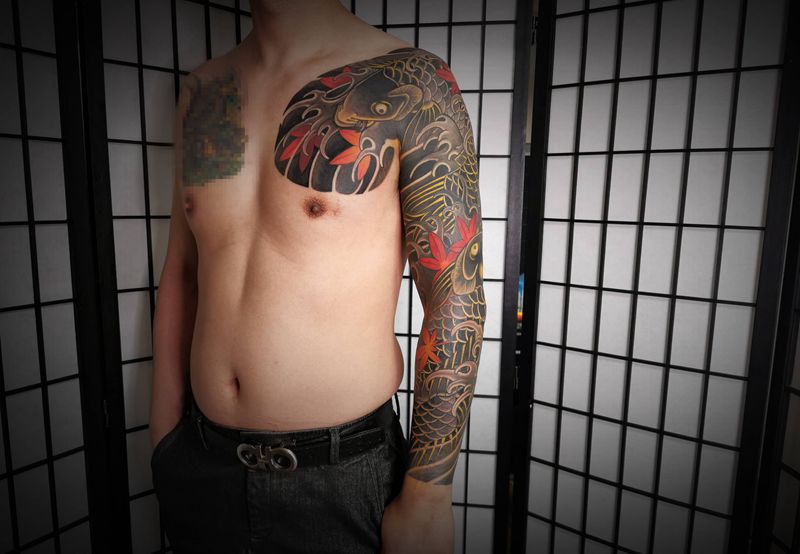 鲤鱼,半甲花臂遮盖。纹身图片_胸部手臂老传统纹身图案