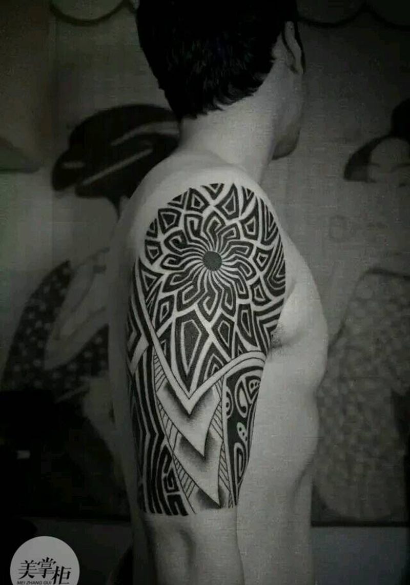 大臂图腾纹身图片
