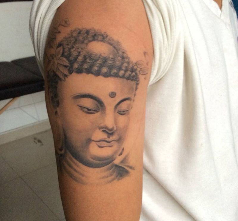 佛纹身图片_手臂传统黑灰纹身图案