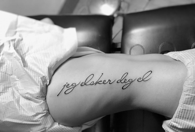 小清新纹身图片_成品腰部清新字符线条纹身图案