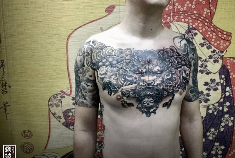 花胸很凶纹身图片_胸部新传统神兽纹身图案