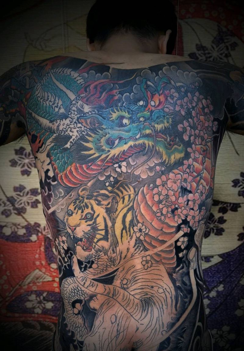 去年的，回来继续往下推一小波儿纹身图片_背部新传统龙虎纹身图案