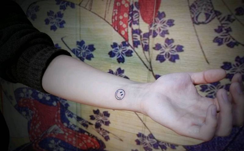 笑脸纹身图片_手臂笑脸纹身图案