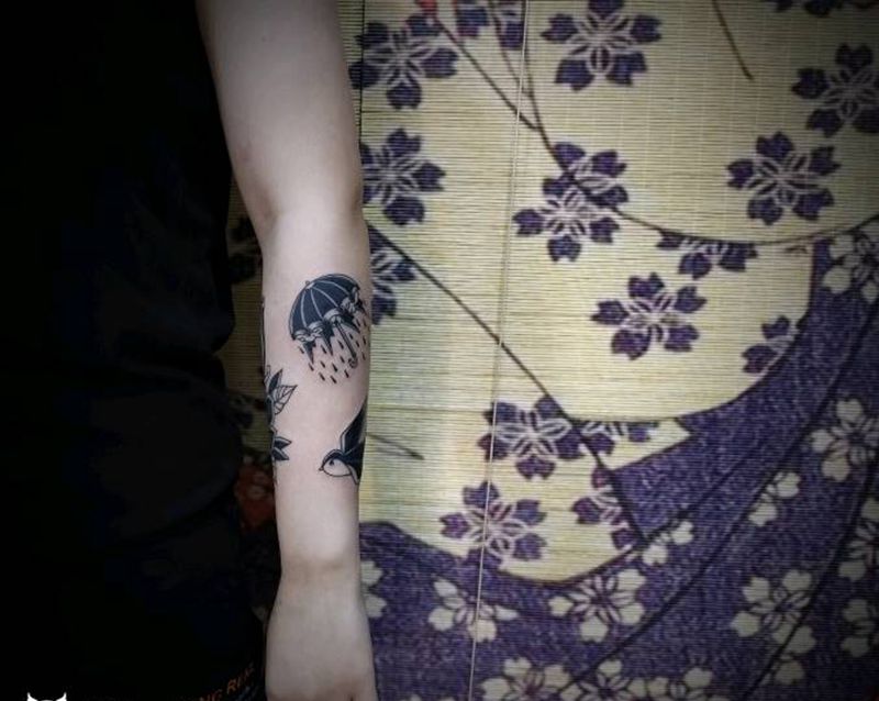 匕首玫瑰+雨伞+燕子+樱桃纹身图片_手臂Old School纹身图案