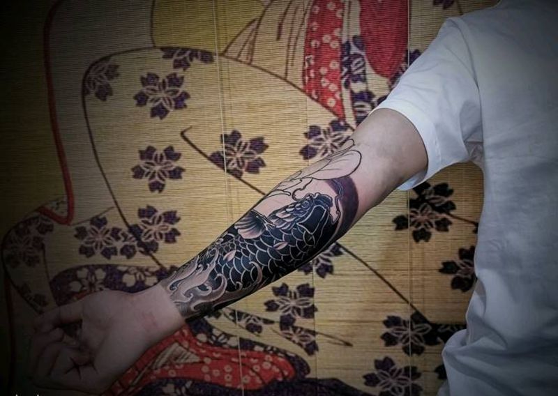 黑鲤部分纹身图片_手臂新传统鲤鱼纹身图案