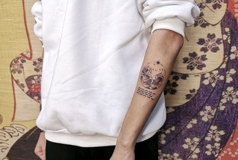 海浪+密码纹身图片_手臂点刺海浪纹身图案