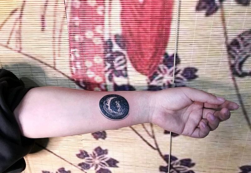 猫仔&月亮纹身图片_手臂点刺猫月亮纹身图案