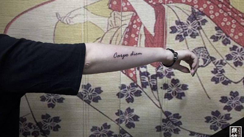 美少女的第一个纹身纹身图片_手臂花体字纹身图案