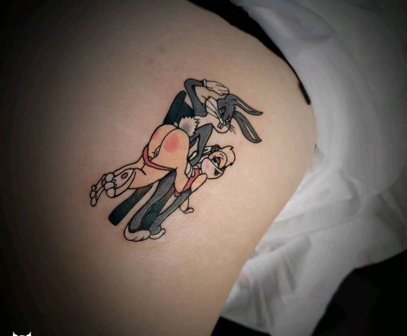 兔八哥的幸福生活。纹身图片_臀部纹身图案