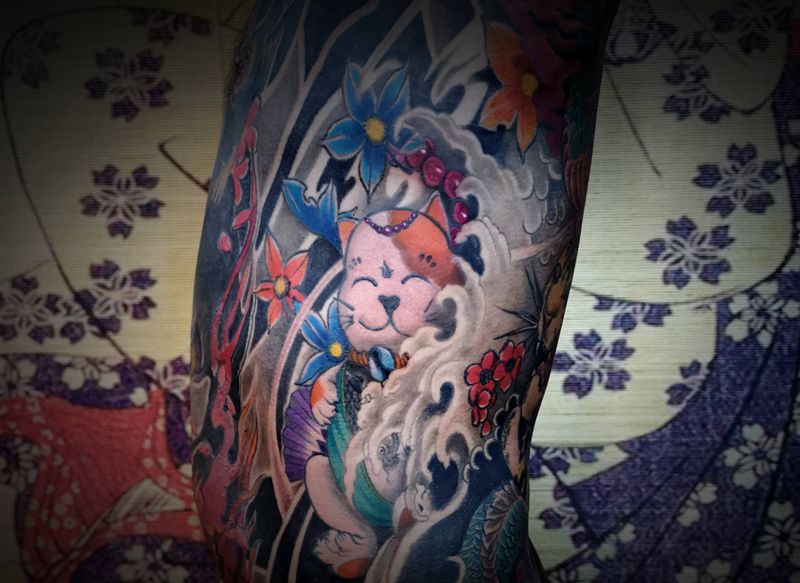 左侧的喵咪(^･ｪ･^)纹身图片_腰部腿部新传统纹身图案