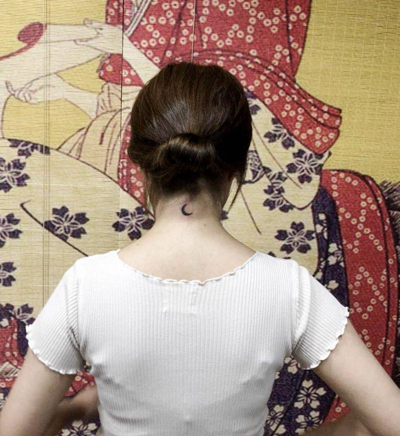 渐变小月亮纹身图片_成品颈部清新原创纹身图案