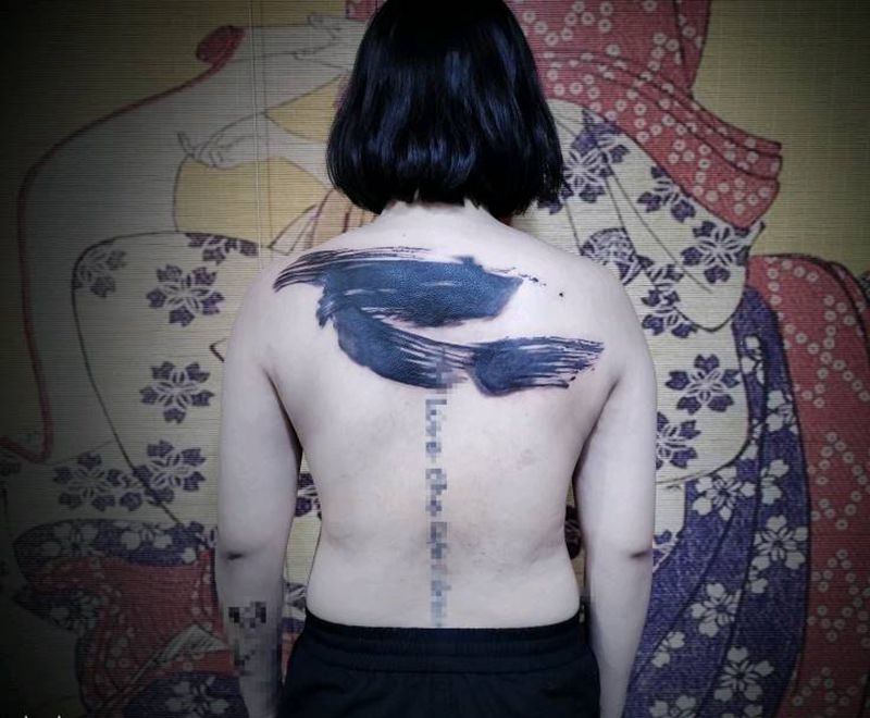 有墨渍没污渍！纹身图片_背部水墨纹身图案