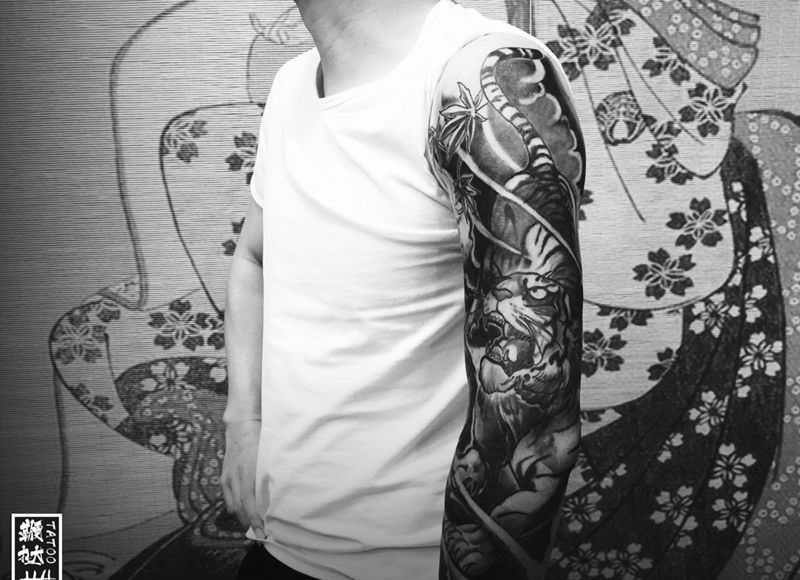 近日工作纹身图片_背部手臂老传统新传统纹身图案