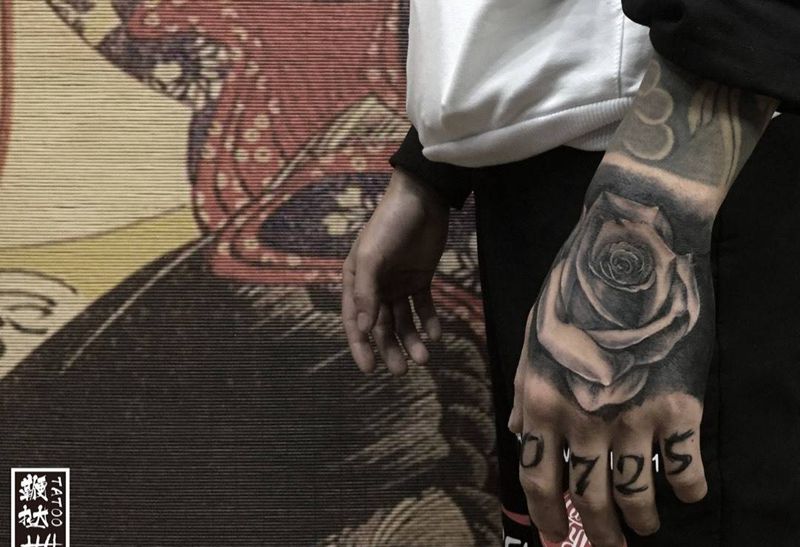 真•手活儿纹身图片_手部欧美写实数字玫瑰蛾子纹身图案