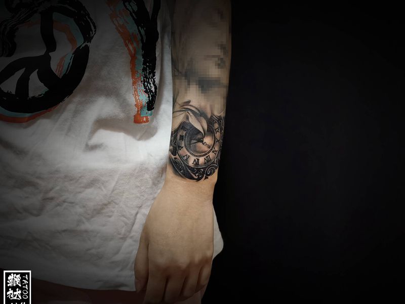 戴表纹身图片_手臂欧美写实纹身图案