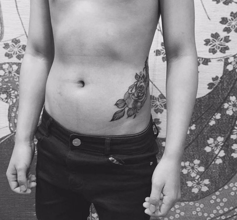 腰部线花纹身图片_成品腹部清新原创植物纹身图案