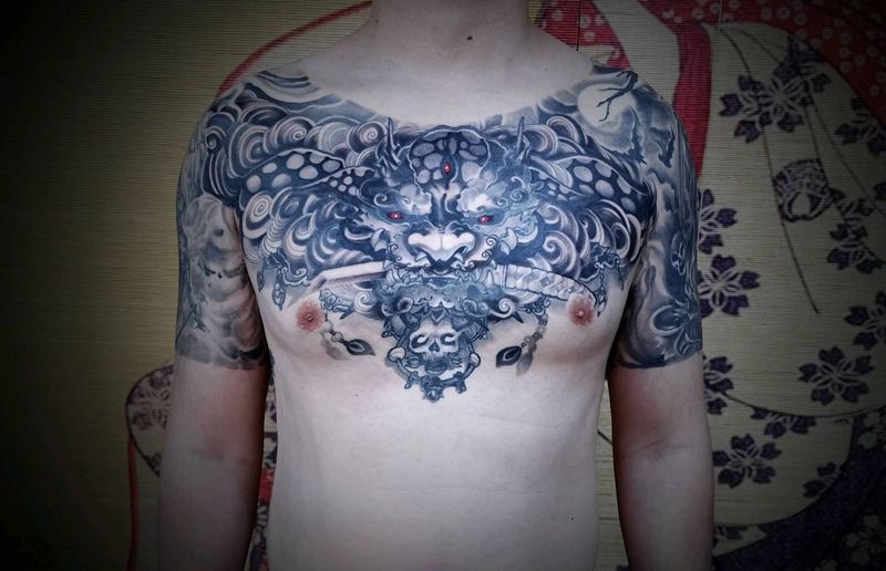 两年前的花胸，修修调调纹身图片_胸部新传统纹身图案