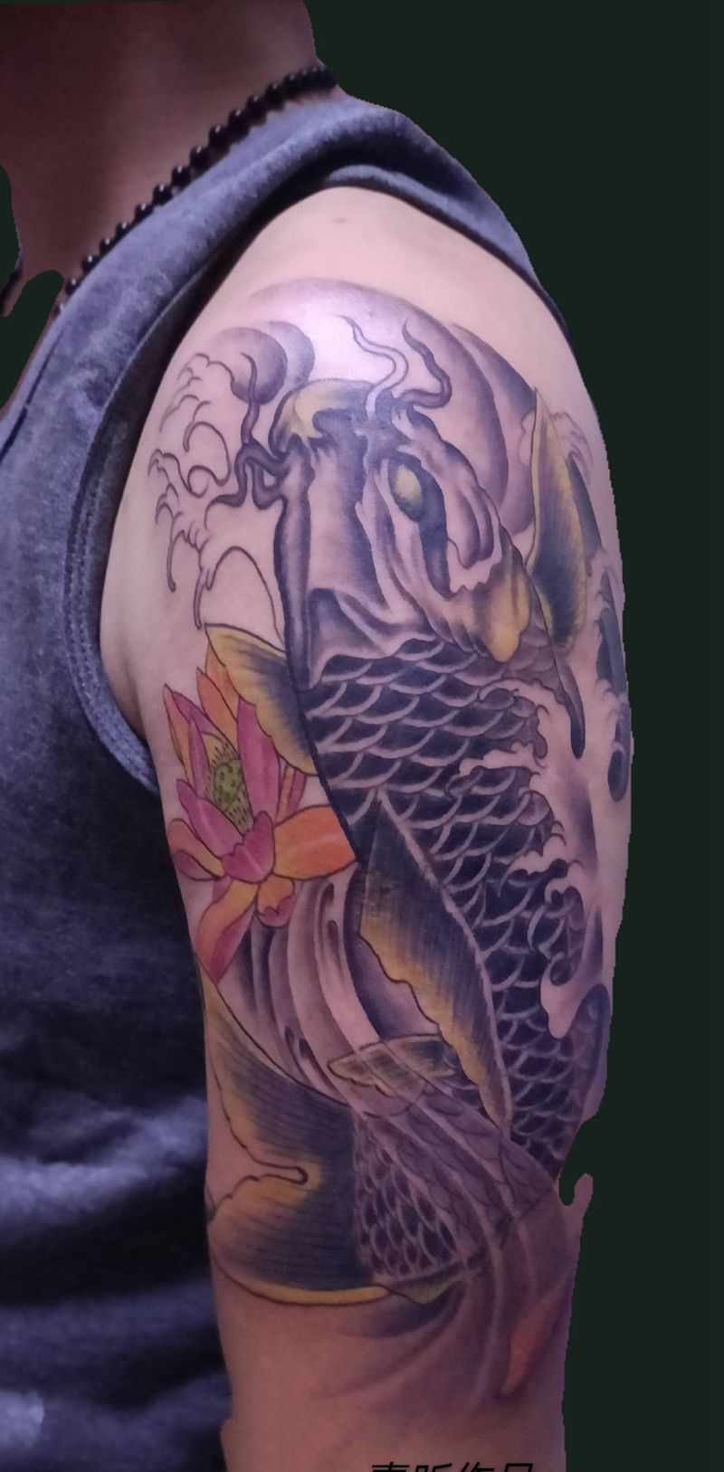 新传统鱼纹身图片_肩部新传统纹身图案