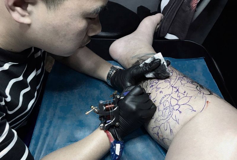 招财猫包小腿内侧纹身图片