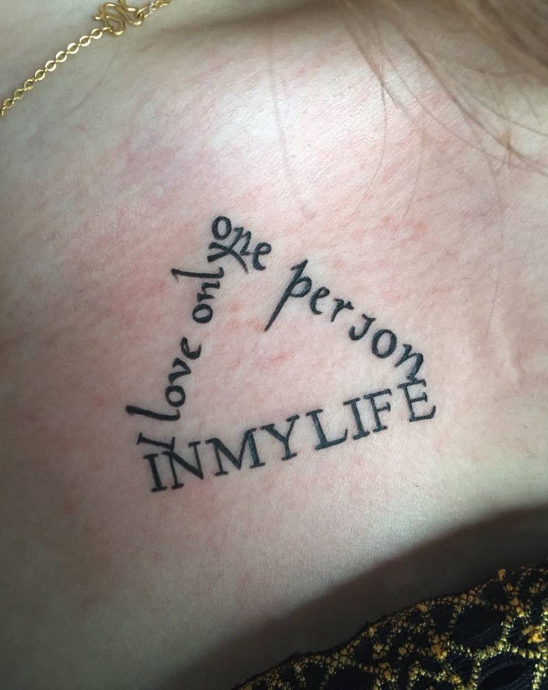 小清新纹身图片_成品胸部清新字符纹身图案