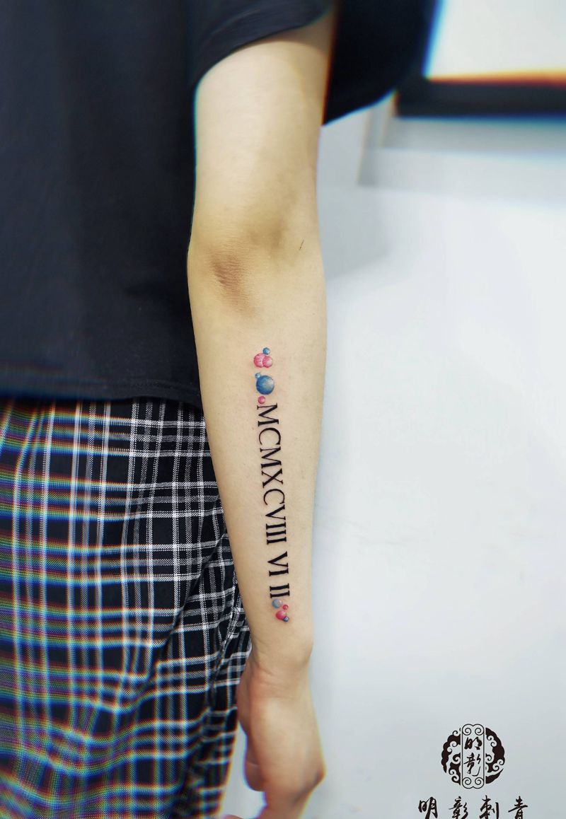 罗马数字生日纹身图片_手臂花体字水彩纹身图案