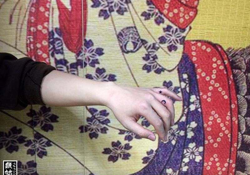 四根手指-纹身图片_手部纹身图案