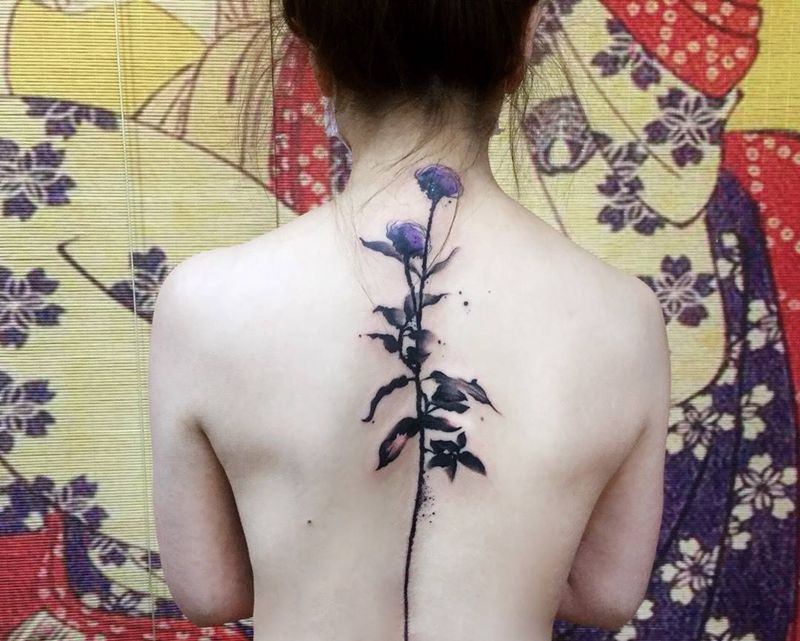 怕疼美女的第一次纹身，感谢你的信任与配合。纹身图片_成品背部清新写实国画植物传统纹身图案