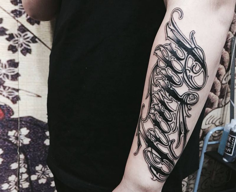 奇卡诺花体，family纹身图片_成品手臂欧美字符纹身图案