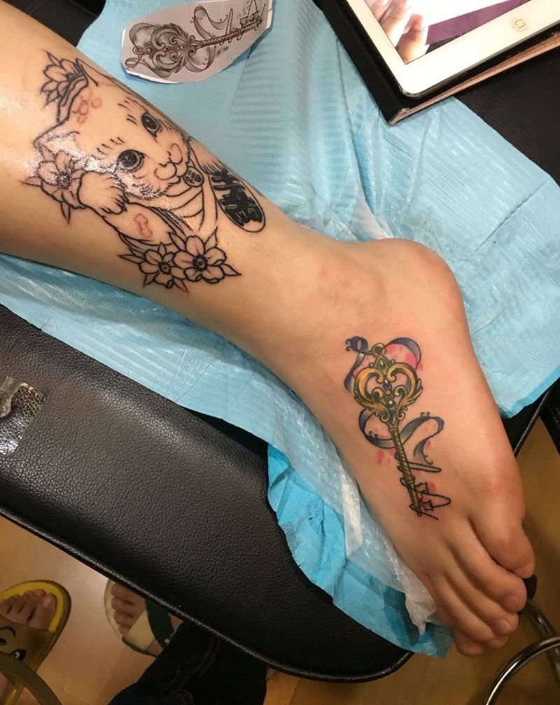 小清新（招财猫下次上彩色）纹身图片_成品脚部腿部传统清新动物纹身图案