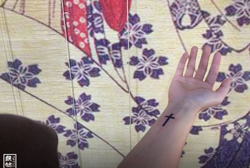 手腕十字架纹身图片_手臂几何十字架纹身图案