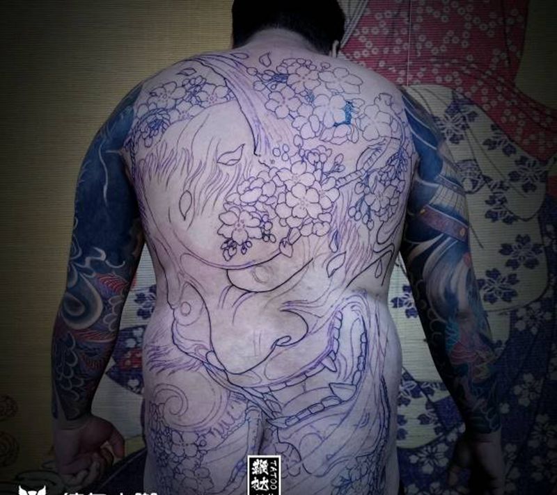 深水线一波推。纹身图片_背部新传统般若纹身图案