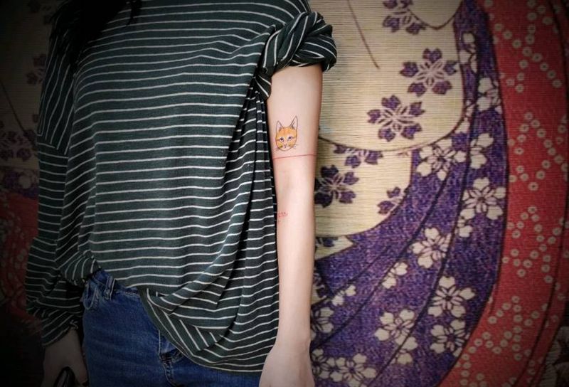 卡哇伊纹身图片_手臂猫咪线字纹身图案