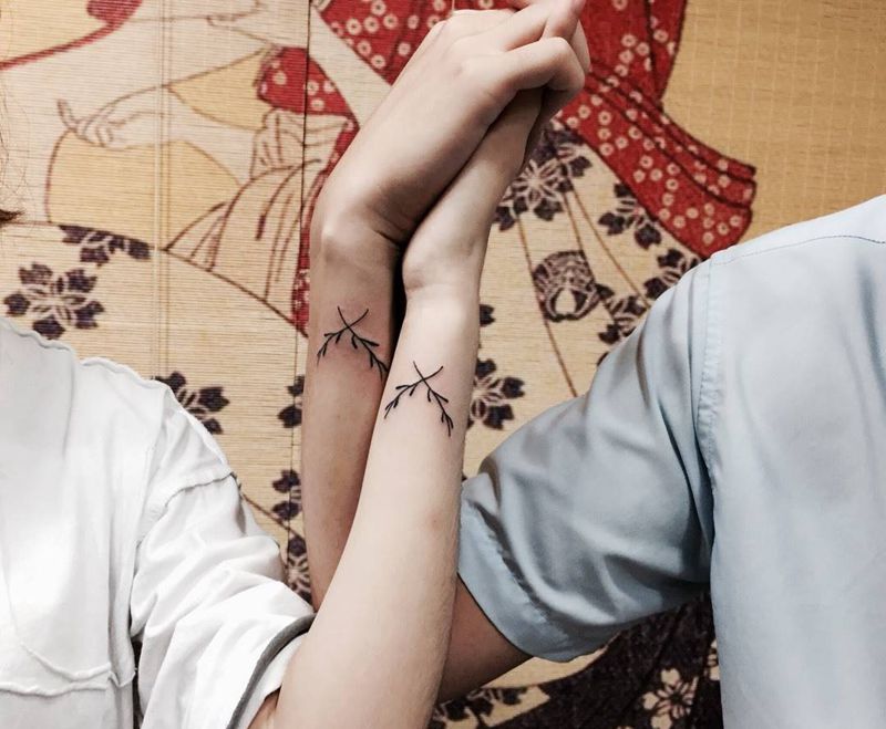 情侣纹身，小枝纹身图片_成品手臂清新植物情侣纹身图案