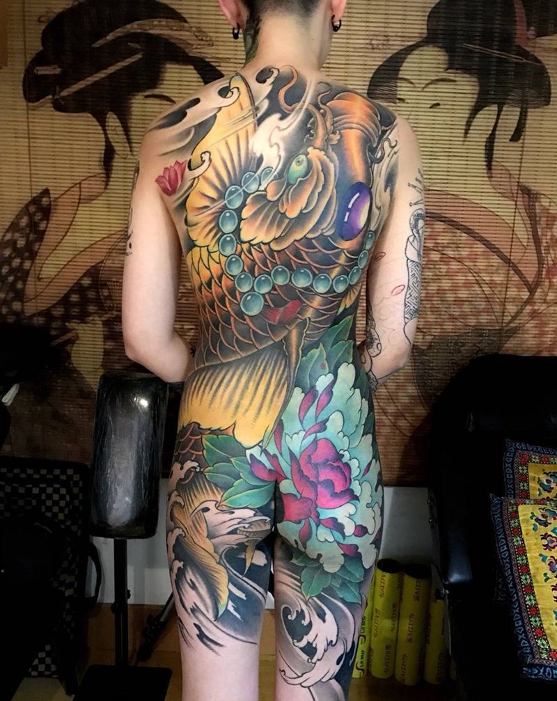 满背鲤鱼纹身图片_成品颈部肩部腿部臀部背部腰部传统动物植物纹身图案