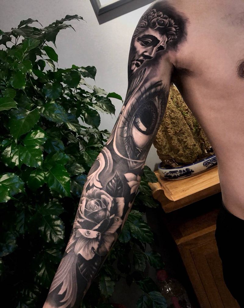 花臂纹身图片_肩部手臂欧美写实眼睛花钟表纹身图案