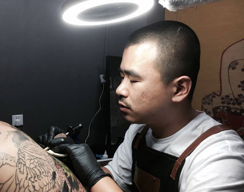 看图猜花背纹身图片_成品背部传统动物纹身图案