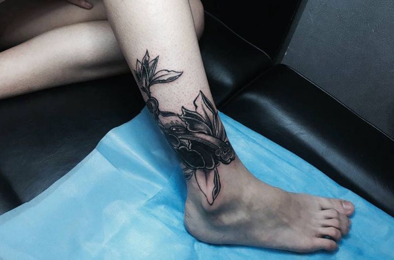 荷花遮盖纹身图片_成品腿部传统植物纹身图案
