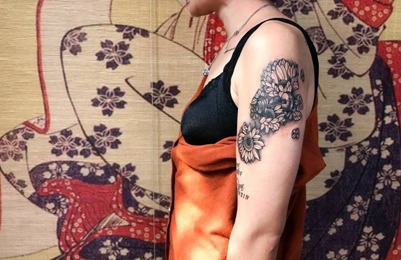 定制哑铃小花花纹身图片_手臂纹身图案