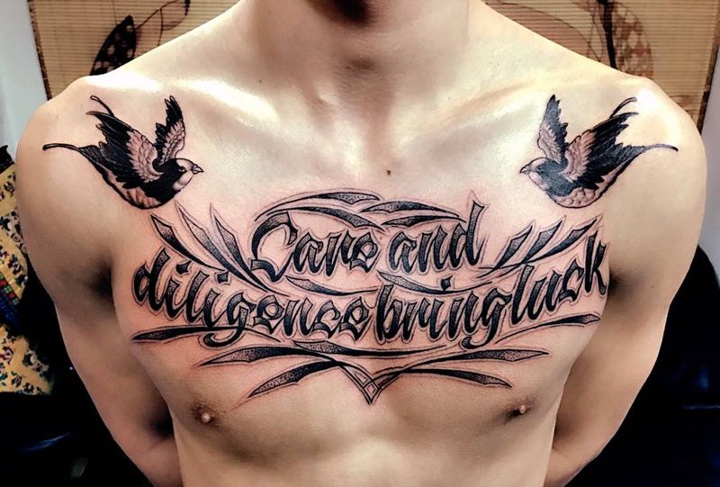 原创奇卡诺花体加点刺纹身图片_成品肩部胸部清新欧美字符动物原创点刺纹身图案