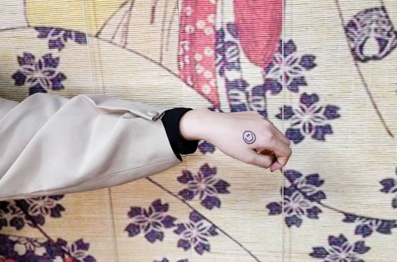 笑脸纹身图片_手部笑脸纹身图案