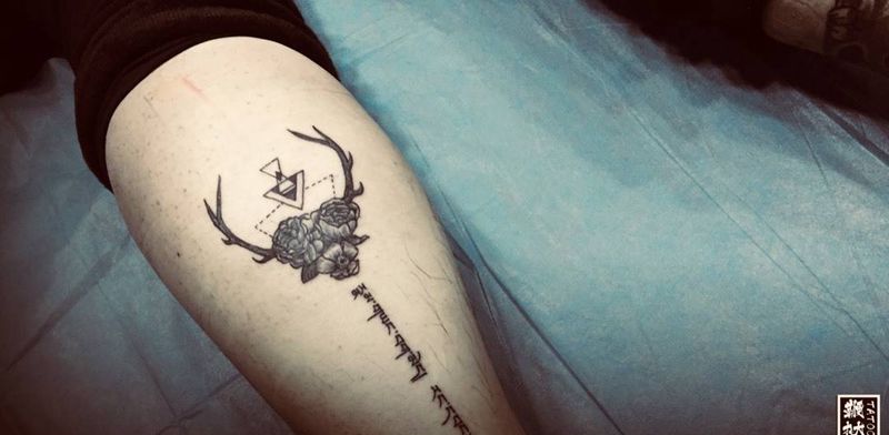 反恐英雄再次归来纹身图片_手臂腿部点刺花体字鹿角纹身图案