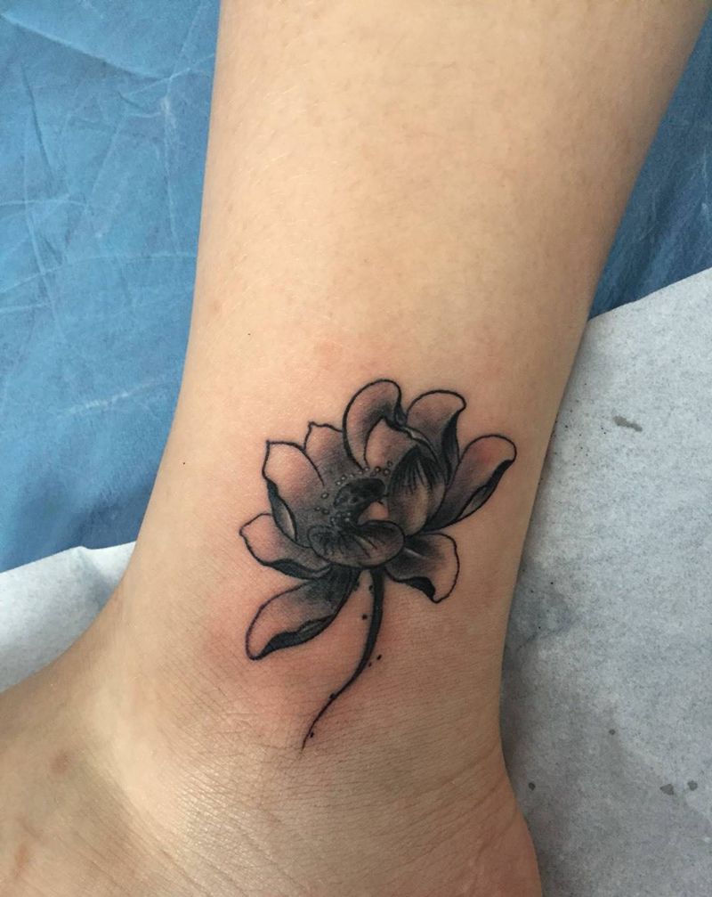荷花纹身图片_成品腿部清新植物纹身图案
