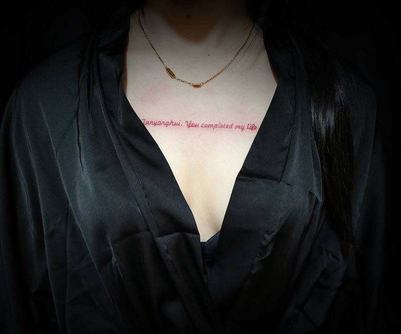 红色的字纹身图片_胸部纹身图案