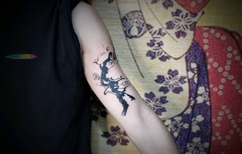 梅花遮盖。纹身图片_手臂水墨梅花纹身图案