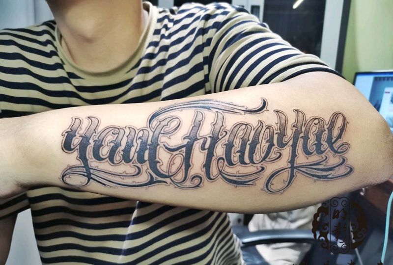 奇卡诺花体纹身图片_手臂花体字纹身图案