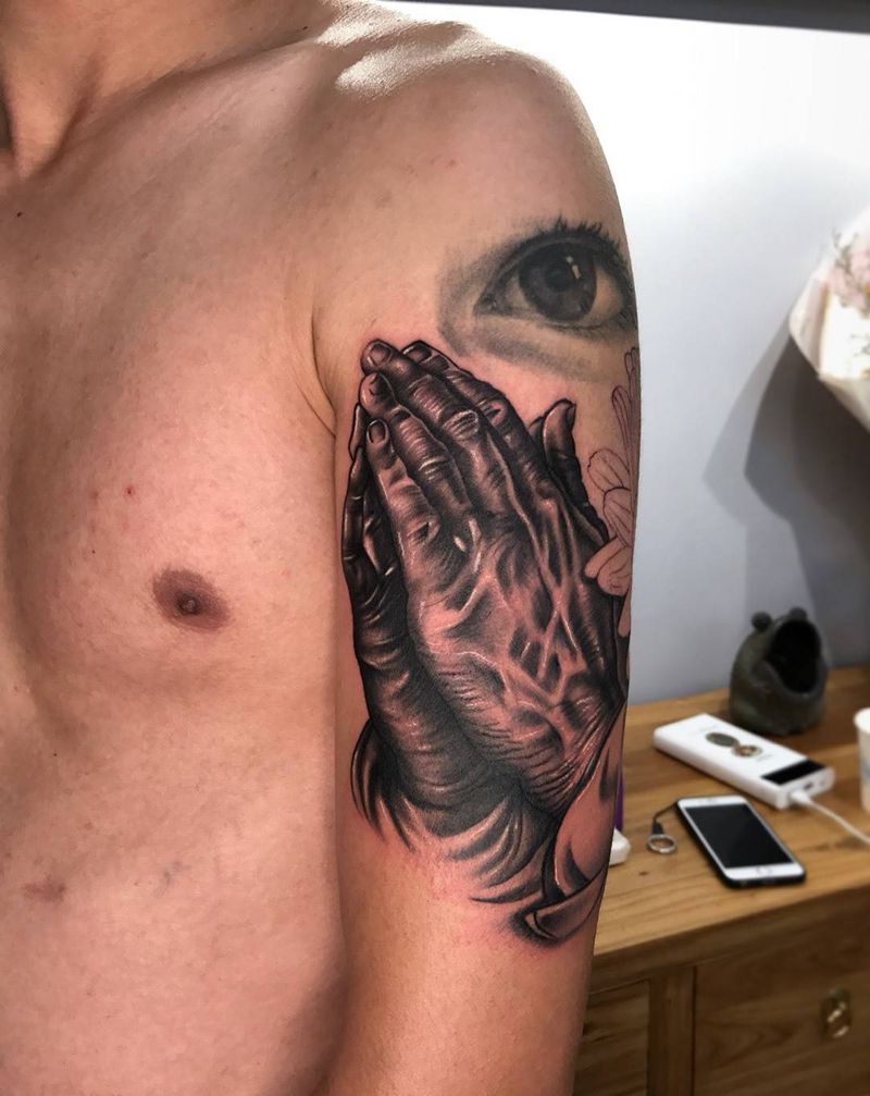 祈祷之手纹身图片_肩部手臂欧美写实祈祷之手手纹身图案