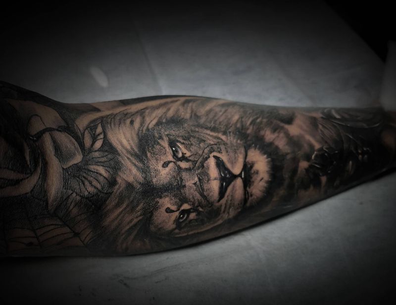 狮子.斯巴达.玫瑰爆膝纹身图片_腿部欧美写实纹身图案