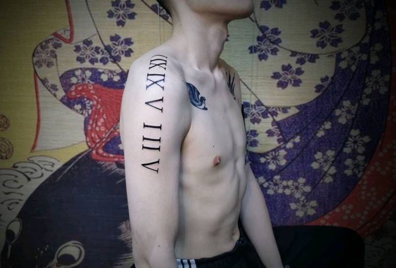 阿扎纹身图片_肩部手臂几何纹身图案