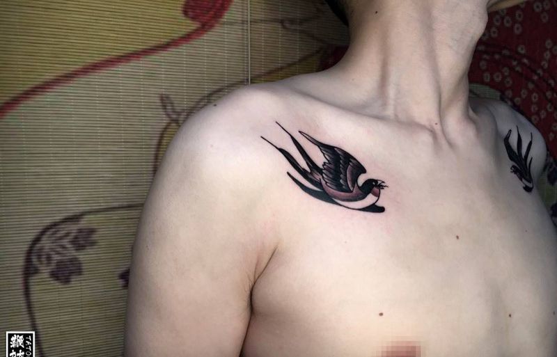 双肩燕纹身图片_肩部Old School燕子纹身图案