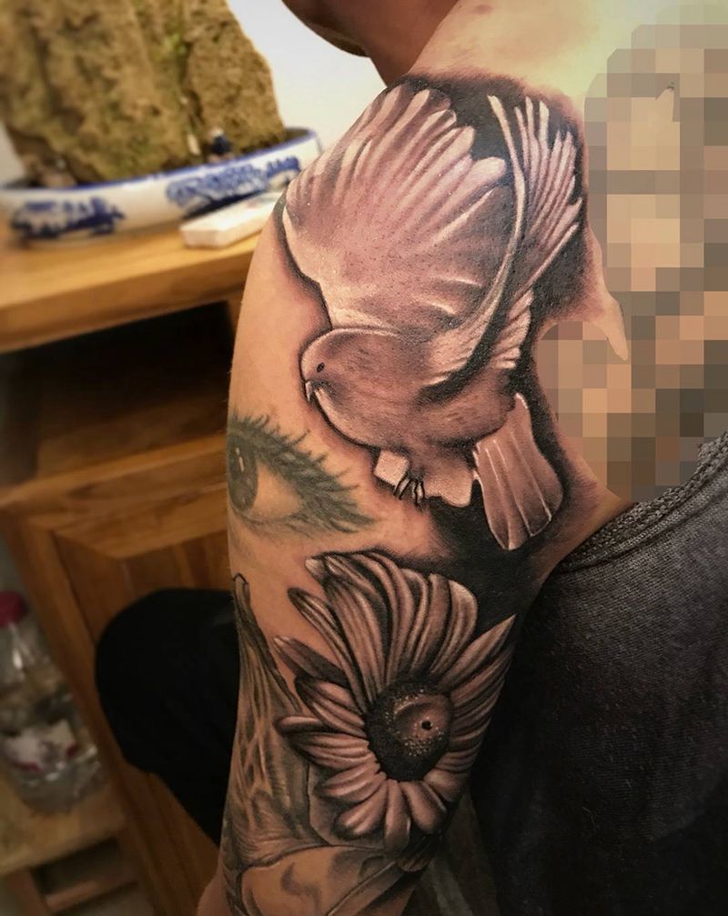 添加修改未完纹身图片_肩部手臂欧美写实鸽子向日葵花纹身图案